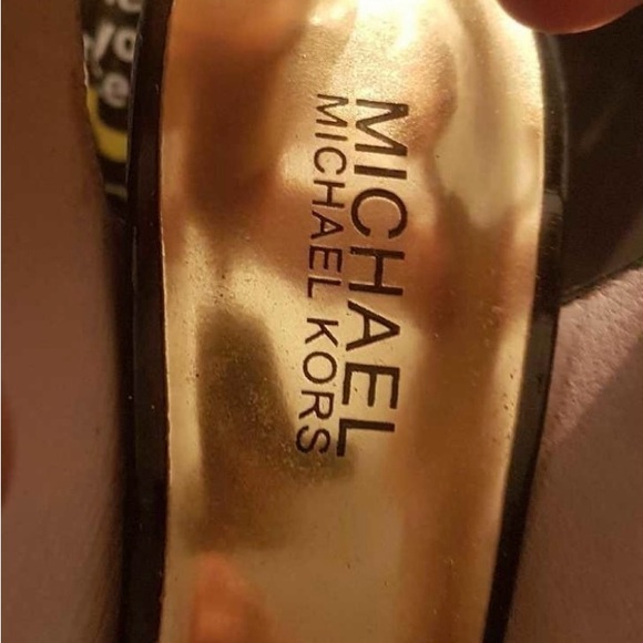 Ladies buckle up Michael Kors heels - Picture 3 of 6